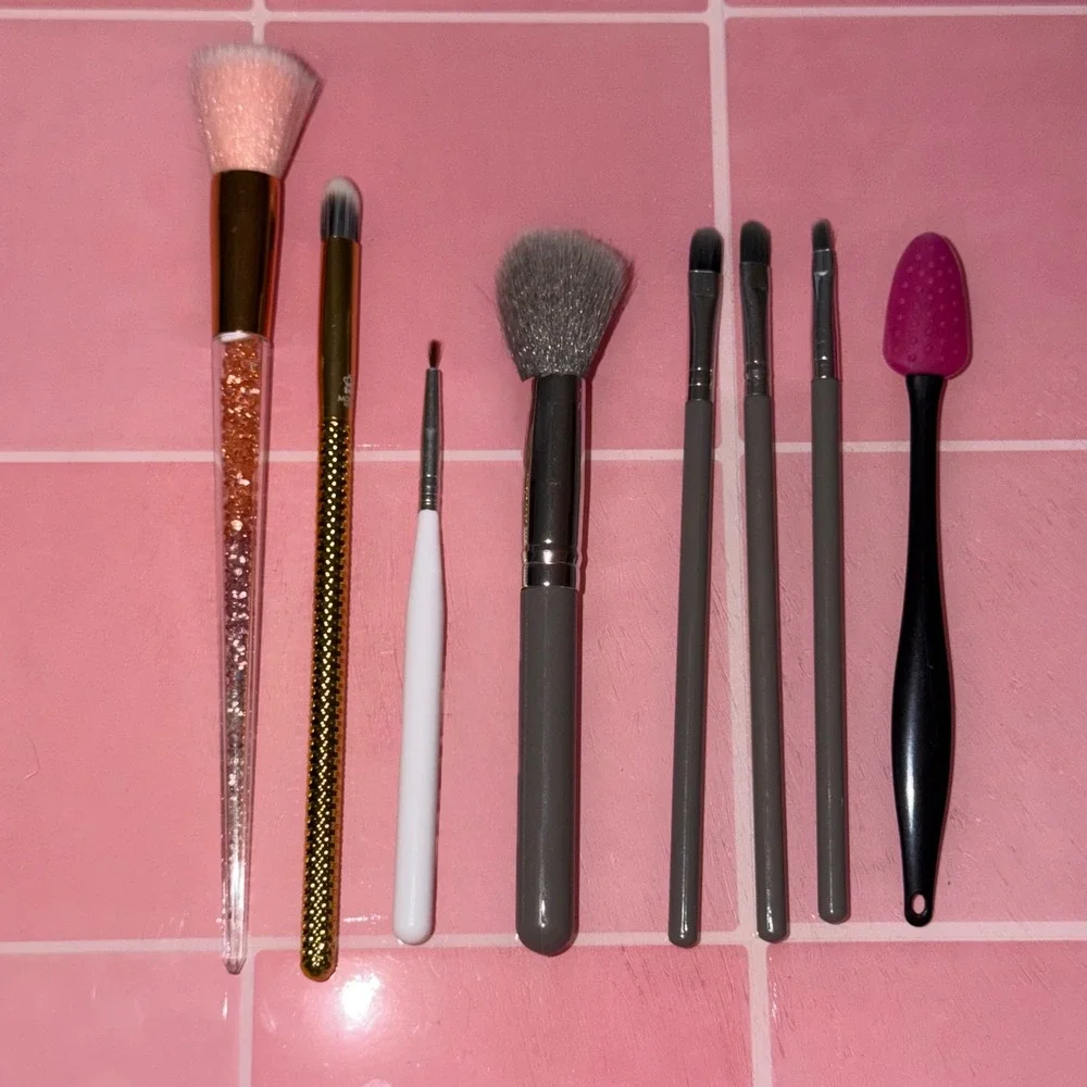 Assorted Makeup Brush Set 8pc Glitter Gold Gray Silicone Lip Scrubber Tool